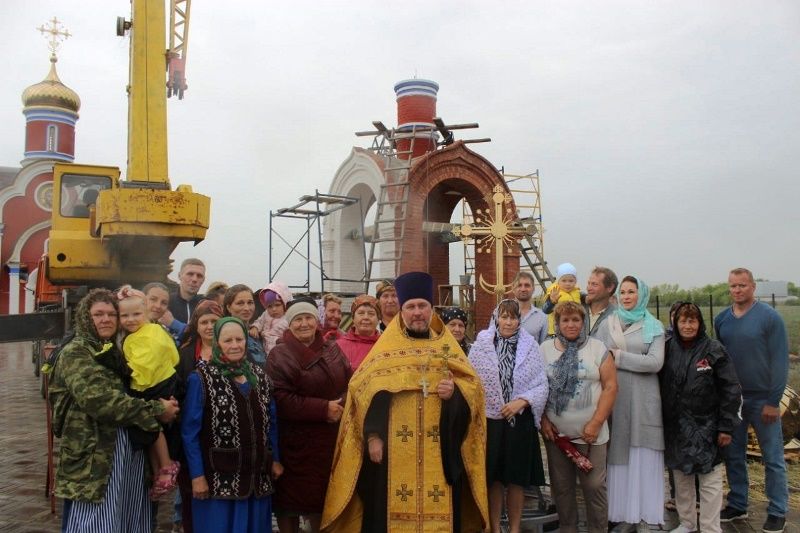 В Караишево освятили купол и крест для звонницы храма пророка Божия Илии