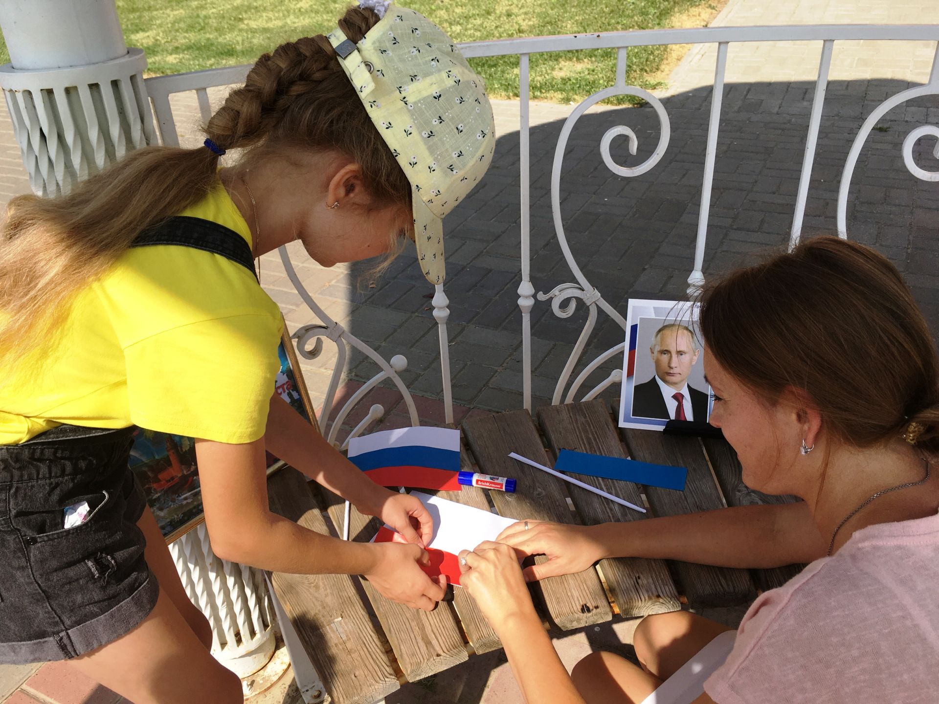 Юных жителей района знакомят с историей появления Дня Государственного флага РФ