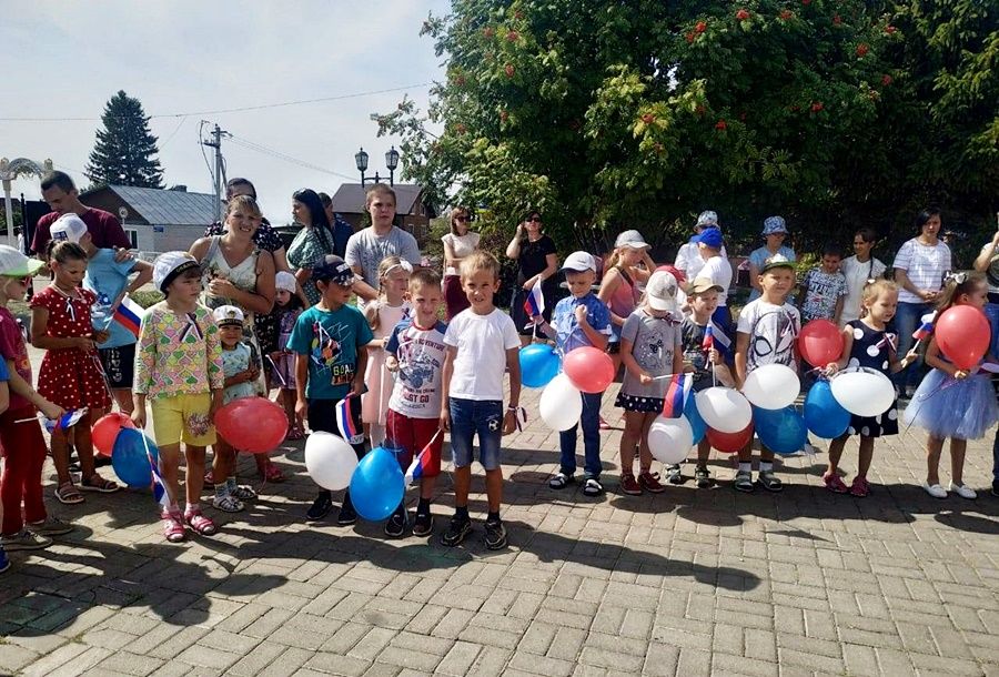Для детей устроили веселый праздник в честь Дня Российского флага