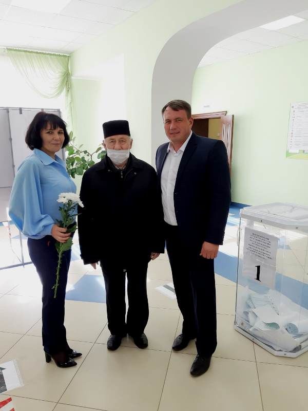 Заслуженный агроном Татарстана и России на выборы приходит с цветами