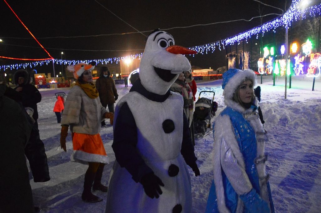 Весело отметили закрытие главной елки Лаишева в канун старого Нового года