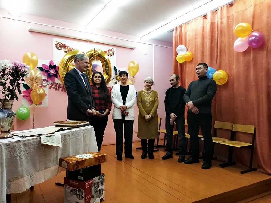 Сегодня, 15.01.2022 года, с 60-летием поздравили педагога Кирбинской средней школы Ростяма Хасанова
