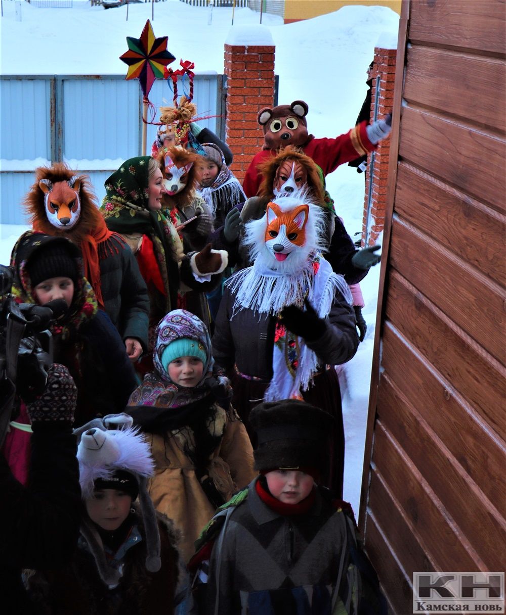 Жители села Никольское колядуют