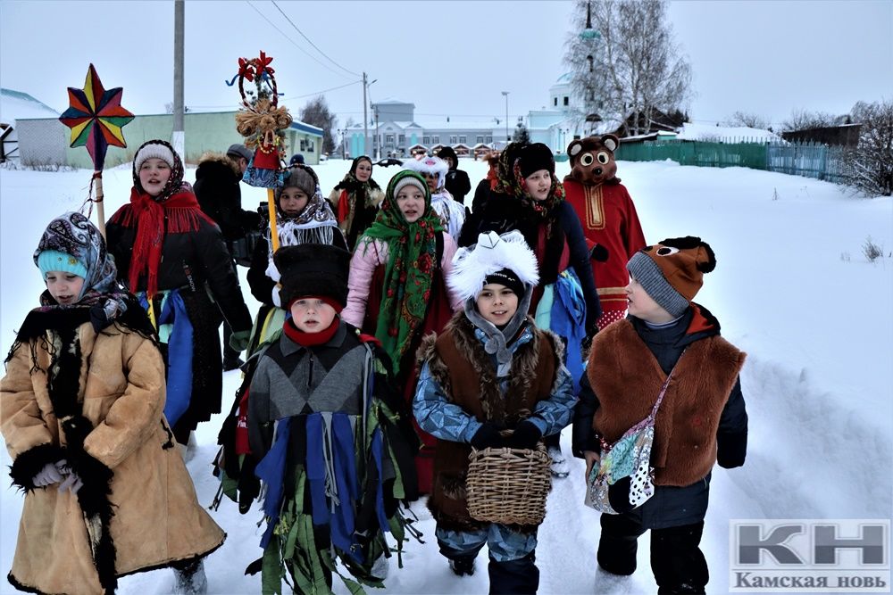 Жители села Никольское колядуют