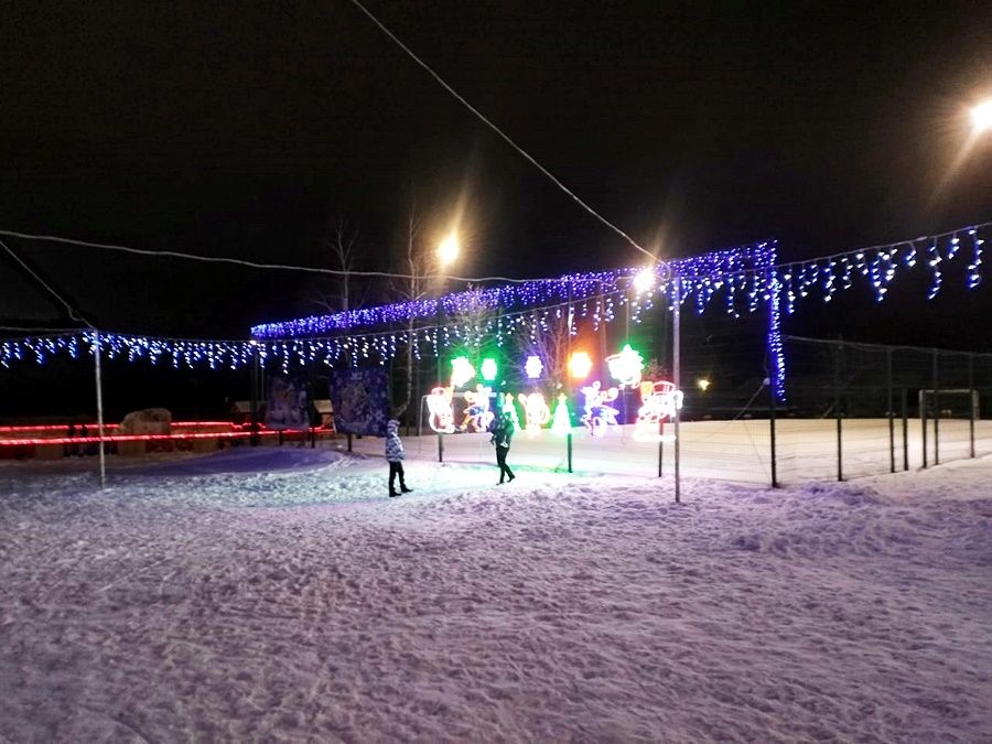 Центральная елка в Лаишеве манит новогодними огнями
