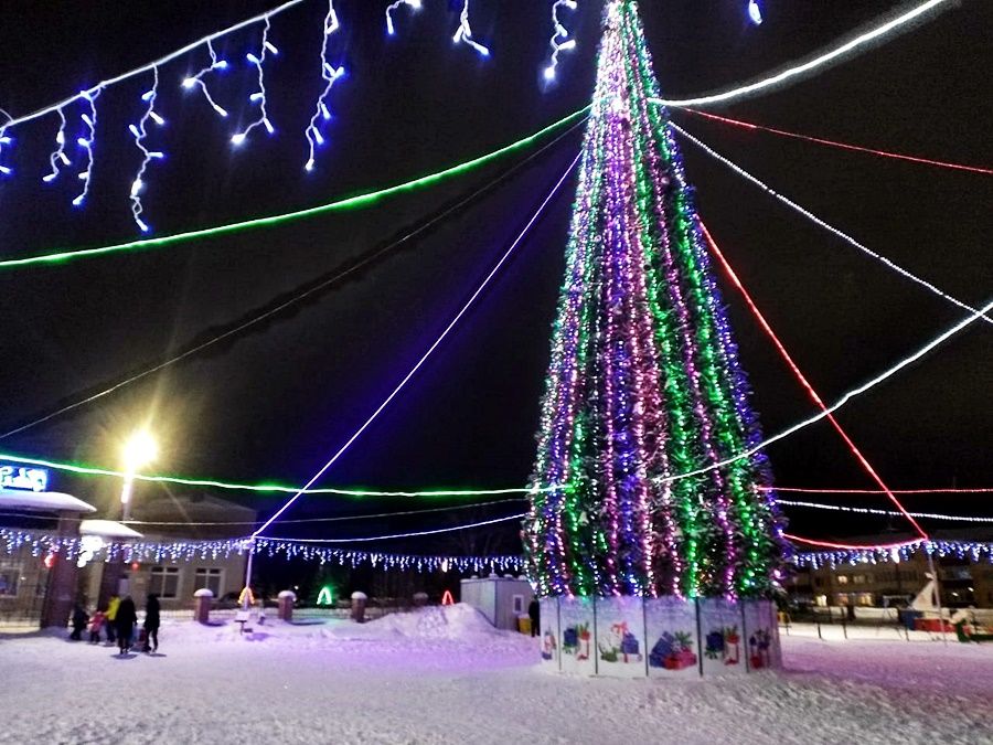 Центральная елка в Лаишеве манит новогодними огнями