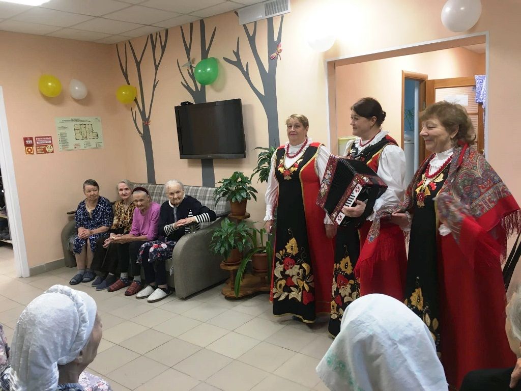 Артисты Рождественского поселения трогательно до слез поздравили с Днем пожилого человека жильцов пансионата в Дятлово