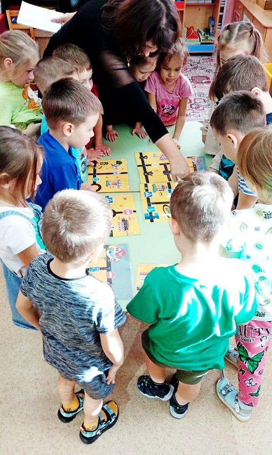 Детский сад «Счастливый малыш»: игра помогает усвоить правила поведения на дороге