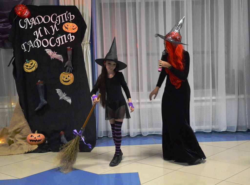 Дефиле костюмов на праздновании Хеллоуина встречали аплодисментами