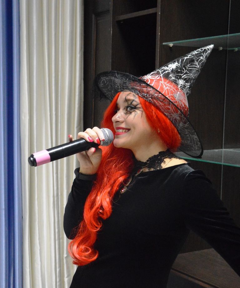 Дефиле костюмов на праздновании Хеллоуина встречали аплодисментами