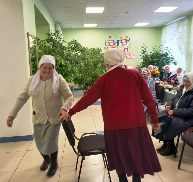 День пожилого человека. В Тат. Янтыке на праздничном вечере сельские женщины элегантного возраста танцевали так, что глаз не отвести