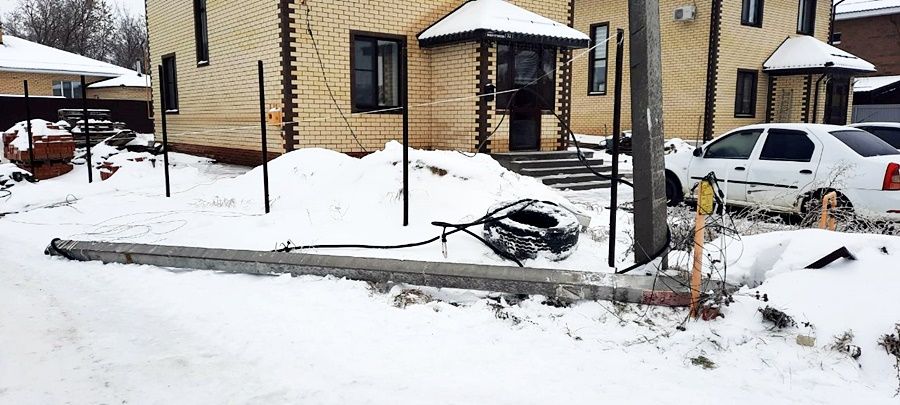 Ледяной дождь. Необычное ДТП в Столбище: КамАЗ утянул за собой столбы
