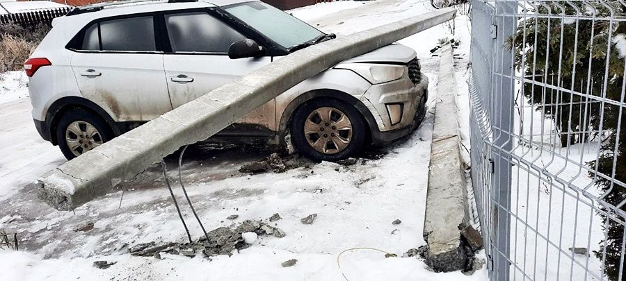 Ледяной дождь. Необычное ДТП в Столбище: КамАЗ утянул за собой столбы