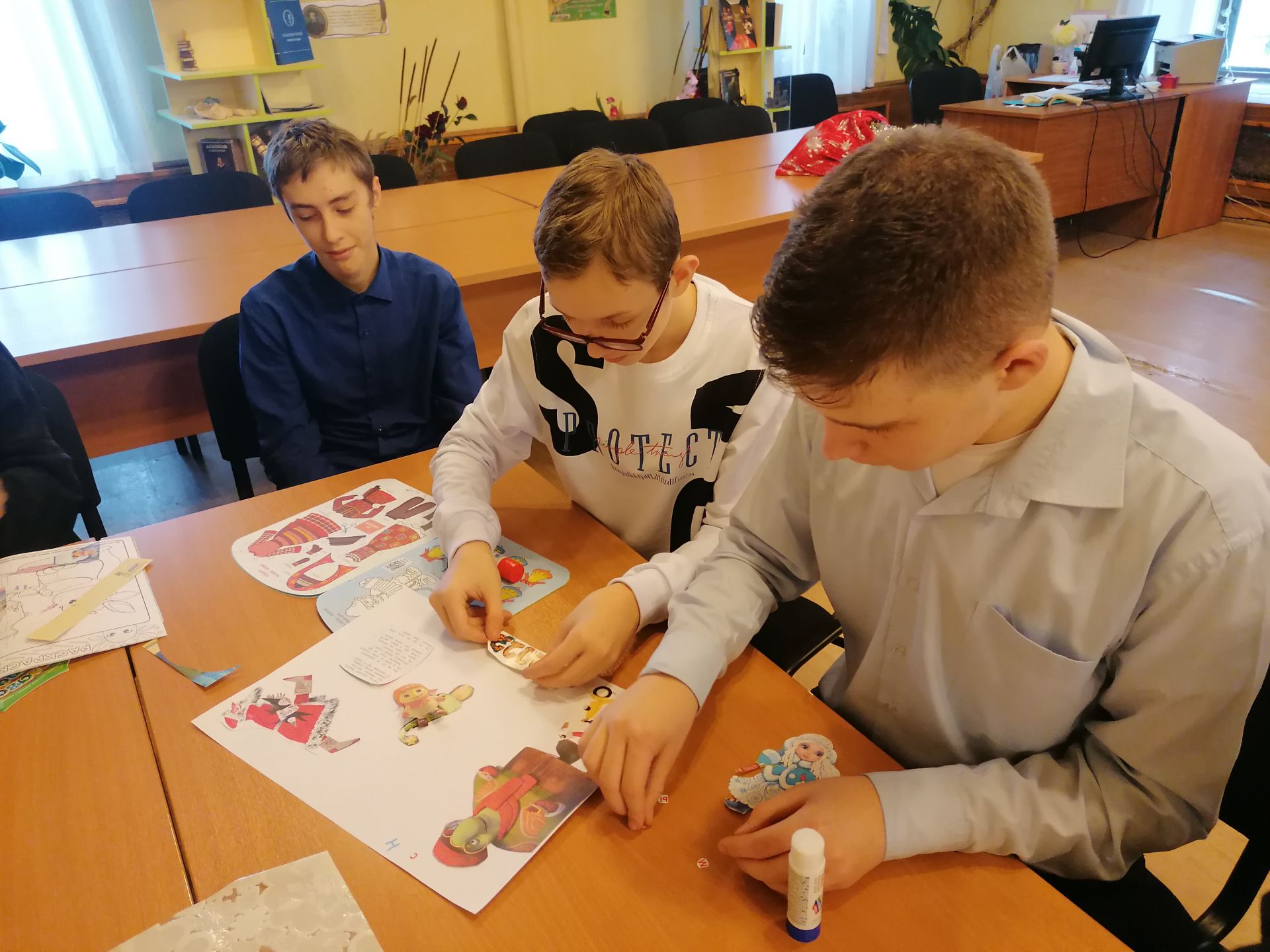 Лаишевские гимназисты дружно прошли квест «Новогоднее конфетти» в Лаишевской библиотеке