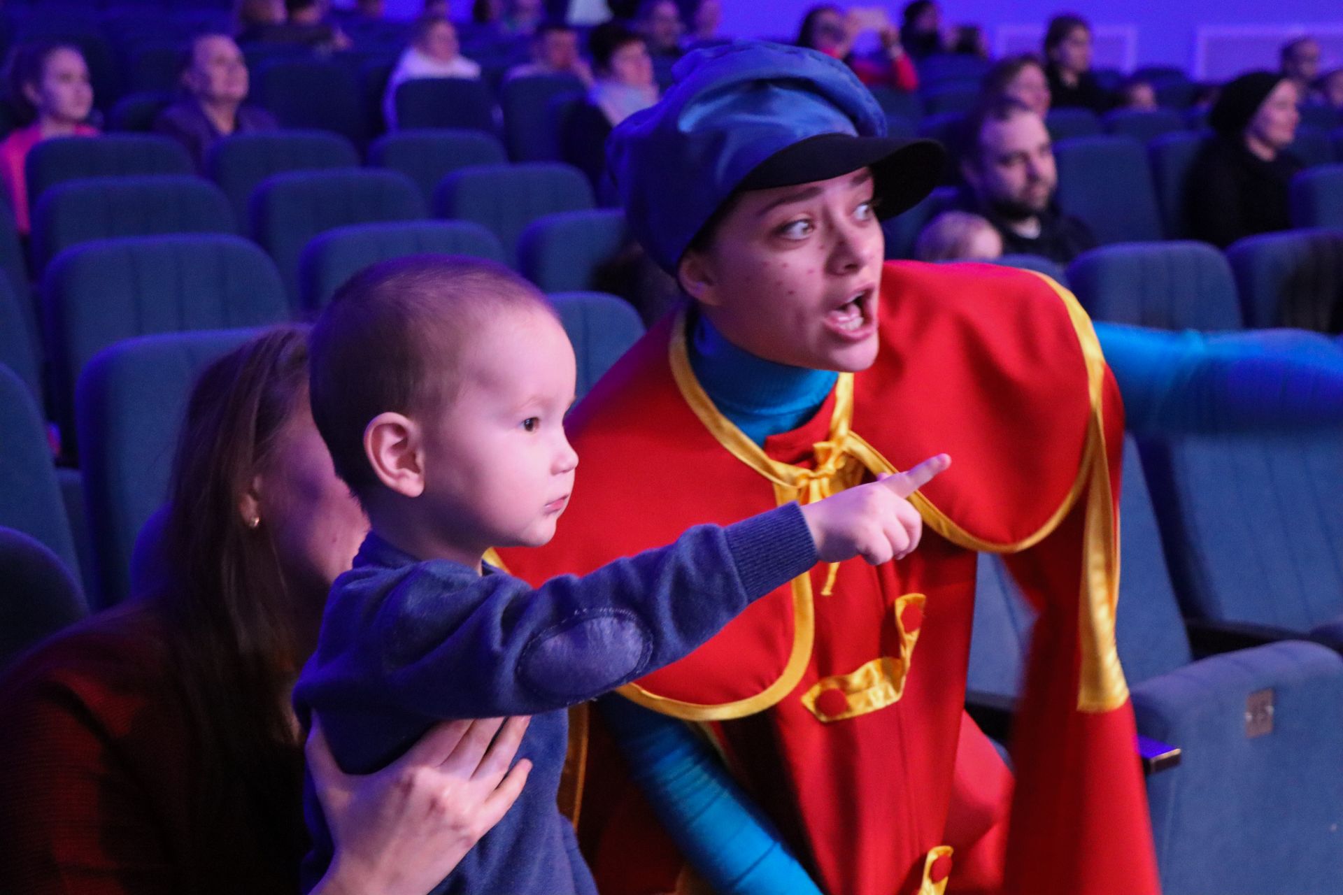 Детский народный театр «Мурзилки» окунул маленьких зрителей в волшебный мир увлекательного спектакля