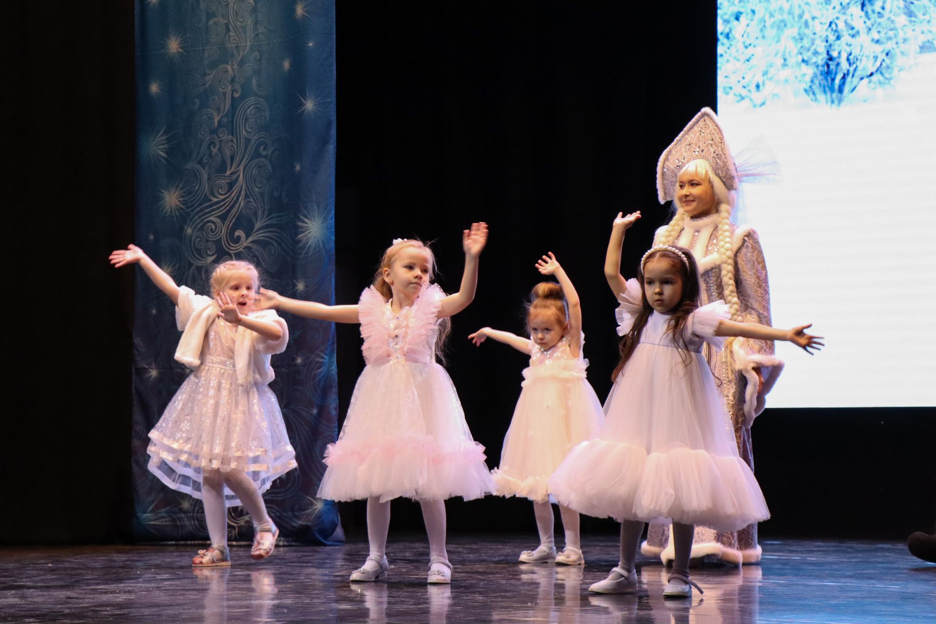 Детский народный театр «Мурзилки» окунул маленьких зрителей в волшебный мир увлекательного спектакля