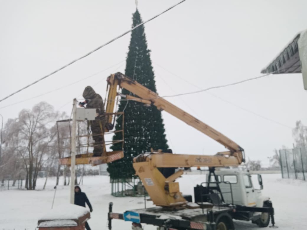 В Лаишево украшают главную елку