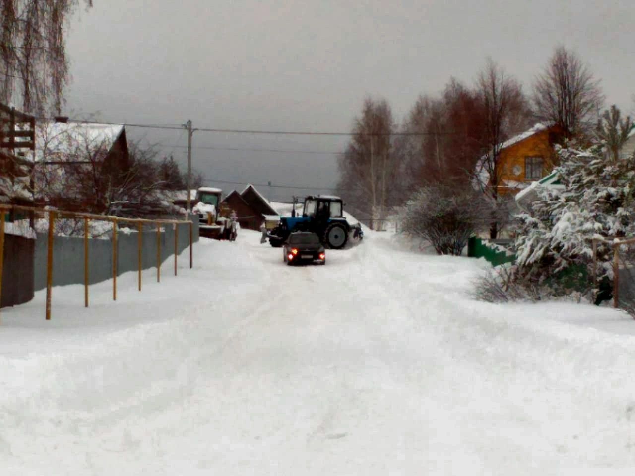 В Лаишево идет борьба со снежными завалами на дорогах