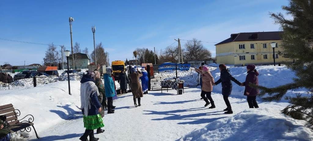 В Атабаево во время Навруза варили кашу «Дружба» и пили чай из самовара