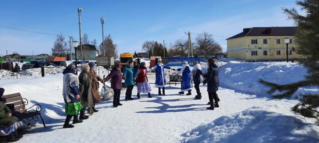 В Атабаево во время Навруза варили кашу «Дружба» и пили чай из самовара