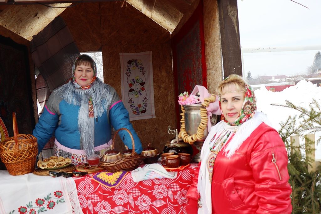 В Лаишево на праздновании Масленицы подчевали гостей румяными блинами