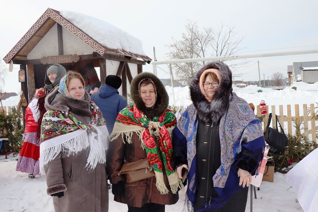 В Лаишево на праздновании Масленицы подчевали гостей румяными блинами