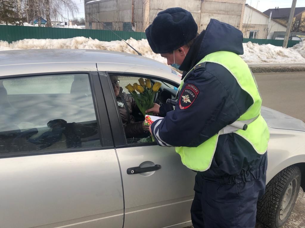 Сотрудники ГИБДД дарили лаишевским автоледи цветы