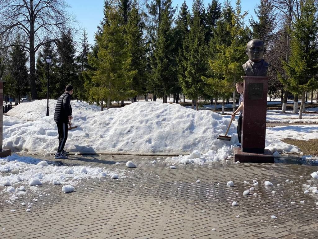 Студенты Лаишевского техникума убирают территорию парка Победы
