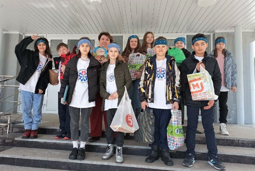 Ученики Лаишевской школы № 2 передали книги для детей Донбасса