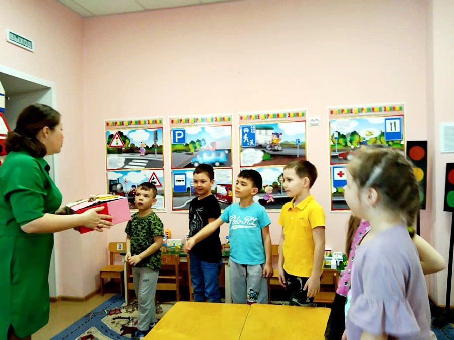 В детском саду "Умырзая" учат правила дорожного движения