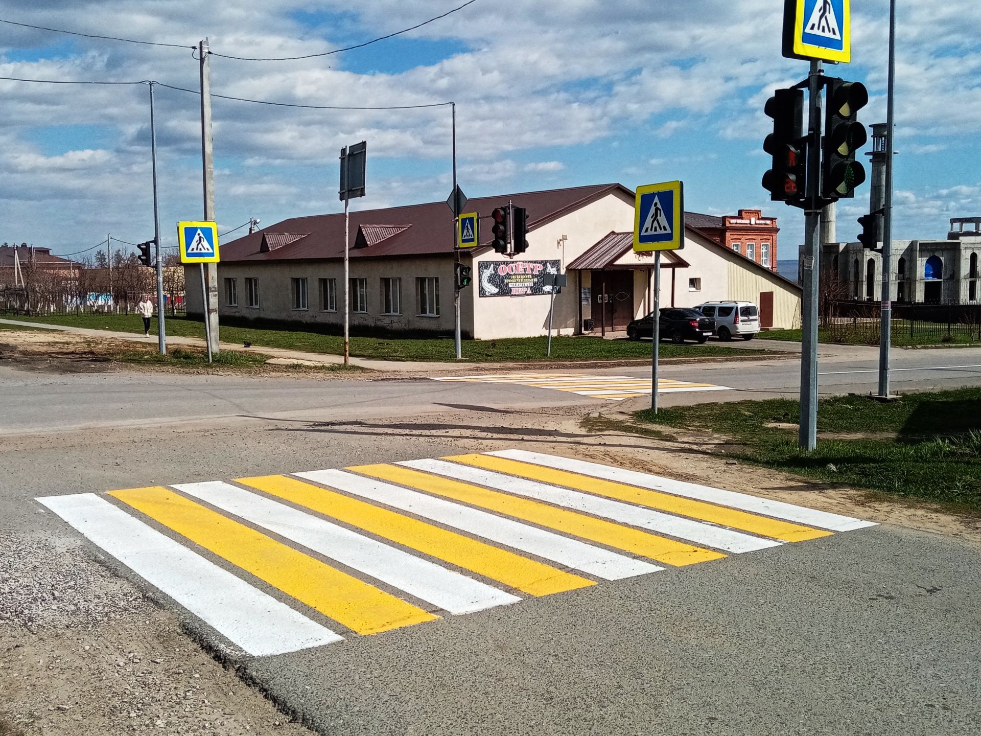 Лаишевские пешеходы приветствуют обновленные переходы через дороги