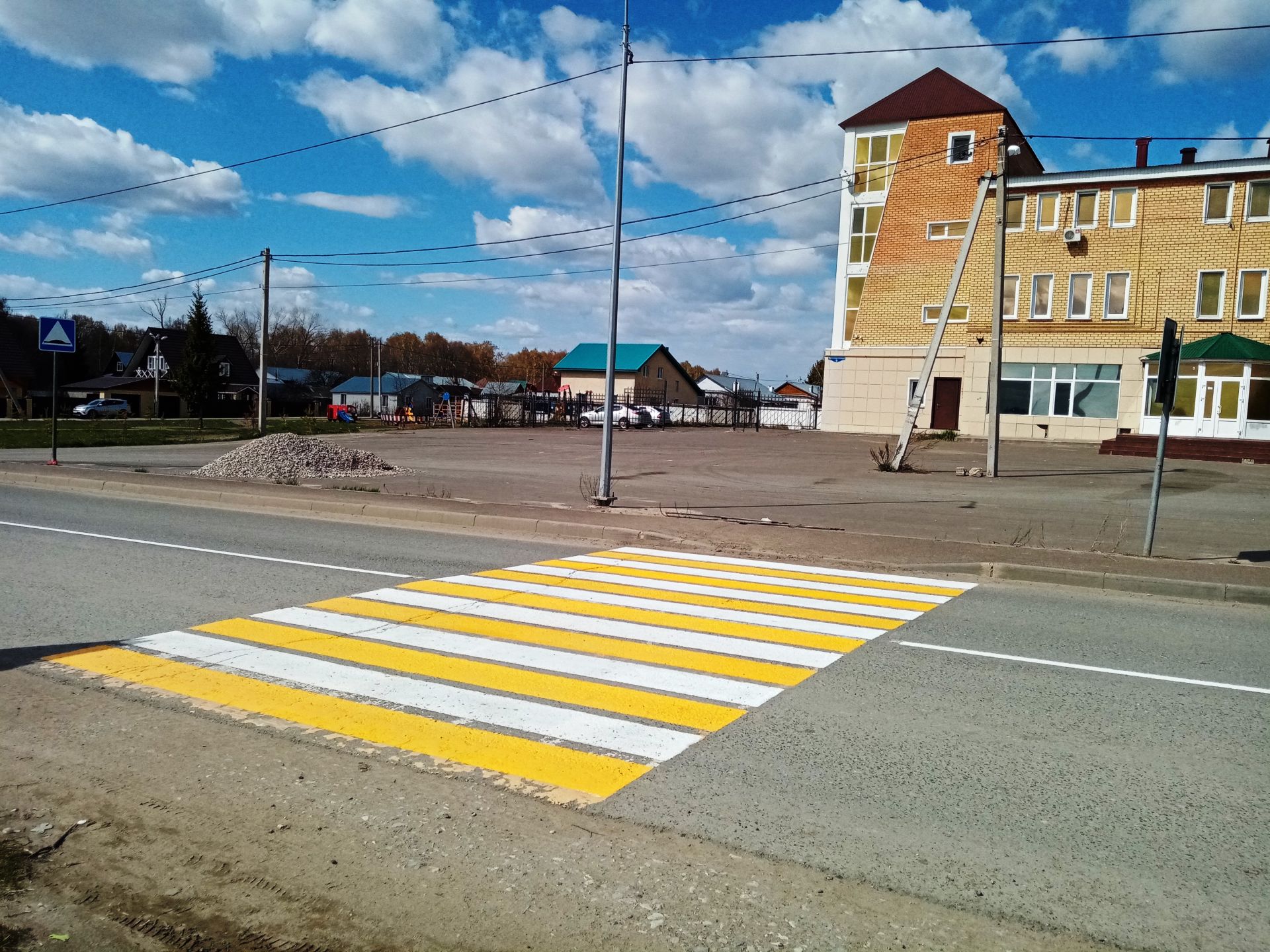Лаишевские пешеходы приветствуют обновленные переходы через дороги