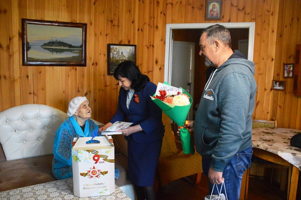 Жительницу Лаишева Валентину Леонтьевну Юсупову поздравили с Днем победы