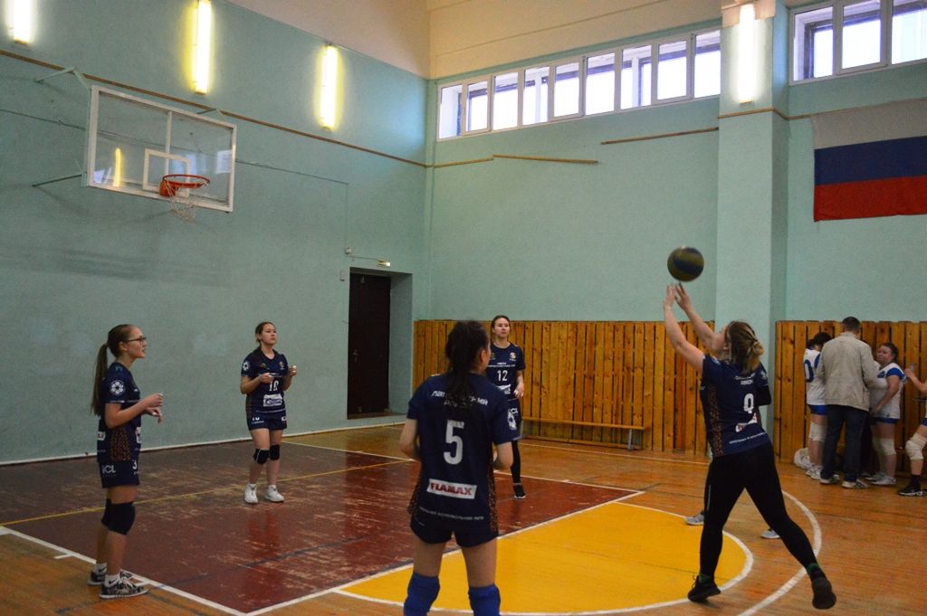 Районный турнир по волейболу в честь Великой Победы проходит в спортивном зале РДК Лаишева