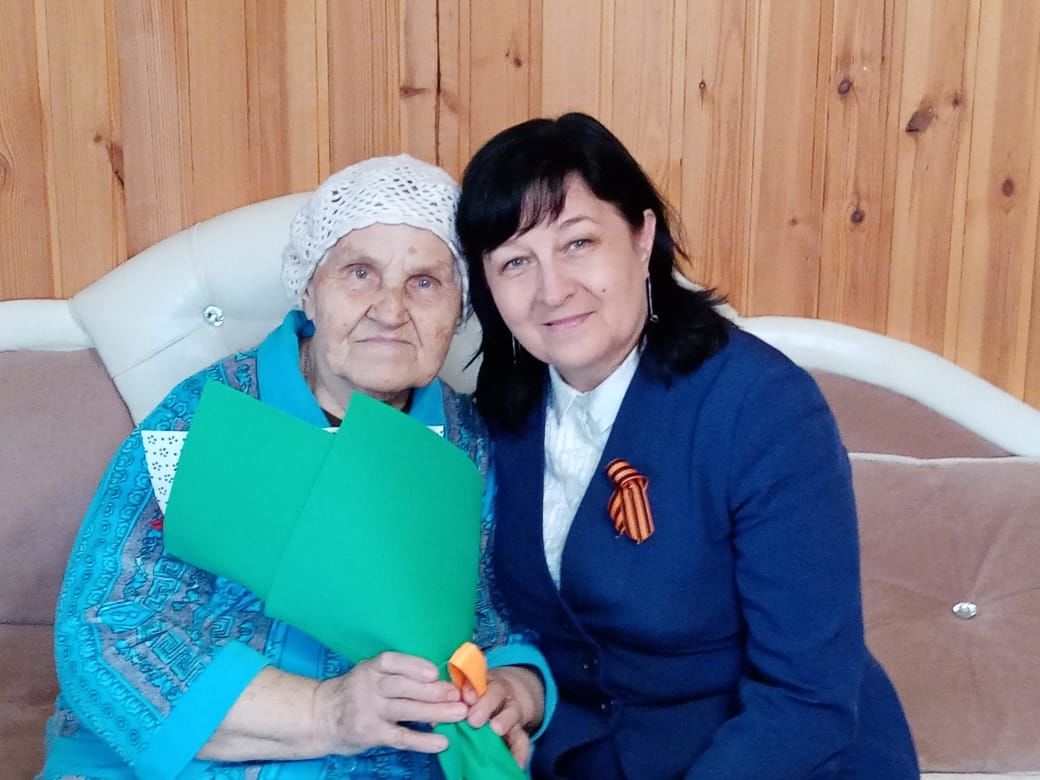 Жительницу Лаишева Валентину Леонтьевну Юсупову поздравили с Днем победы