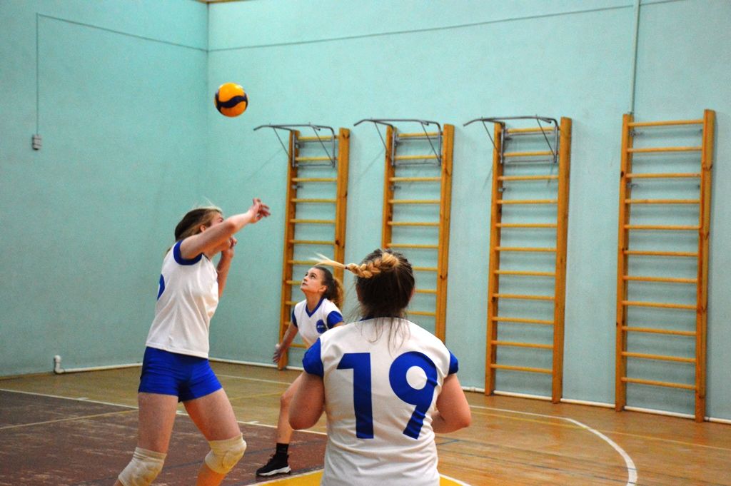 Районный турнир по волейболу в честь Великой Победы проходит в спортивном зале РДК Лаишева