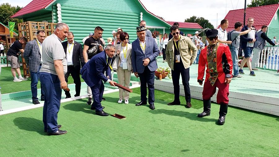 Президент Татарстана Рустам Минниханов стал гостем Лаишевского подворья на Сабантуе