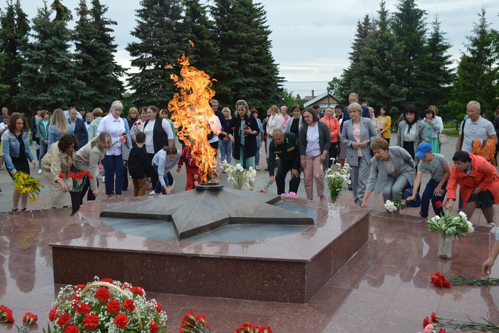 Лаишевцы возложили цветы к мемориалу Вечного огня и памятнику труженикам тыла