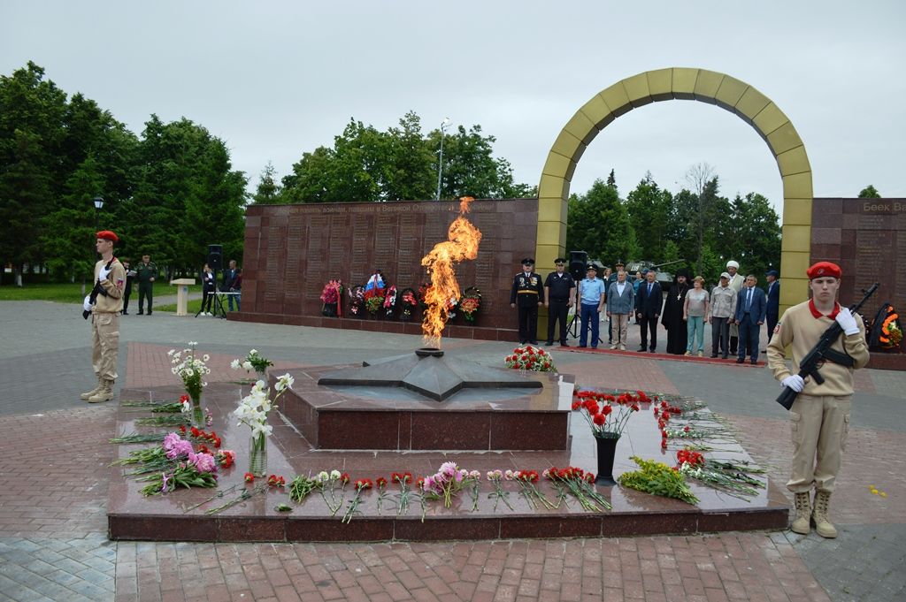 Лаишевцы возложили цветы к мемориалу Вечного огня и памятнику труженикам тыла