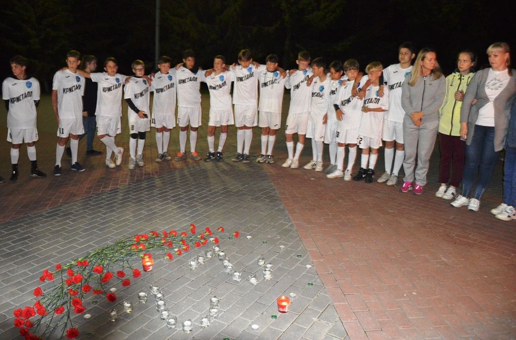 В Лаишево дети и взрослые зажгли в память погибших воинов-земляков свечи памяти
