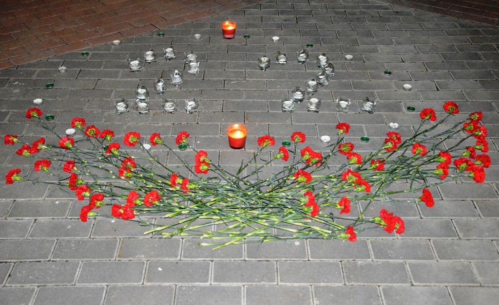 В Лаишево дети и взрослые зажгли в память погибших воинов-земляков свечи памяти