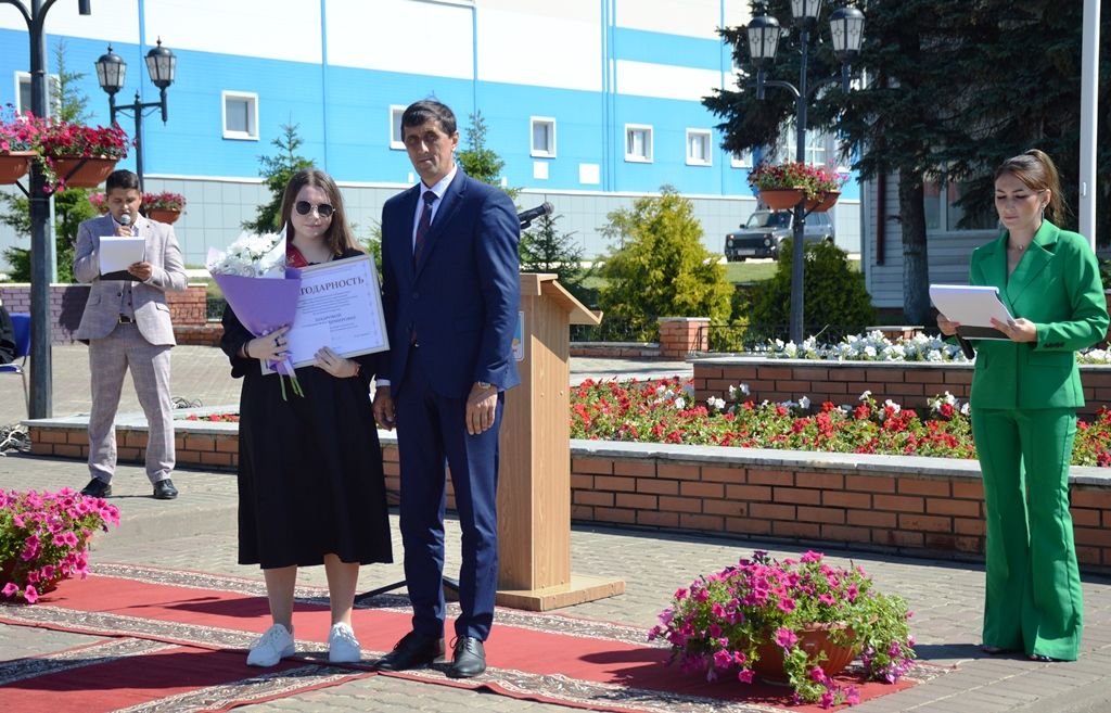 В Лаишево чествовали выпускников - высокобальников