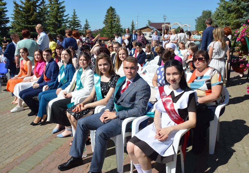 Выпускникам Лаишевского района вручили аттестаты на площади Державина в Лаишево