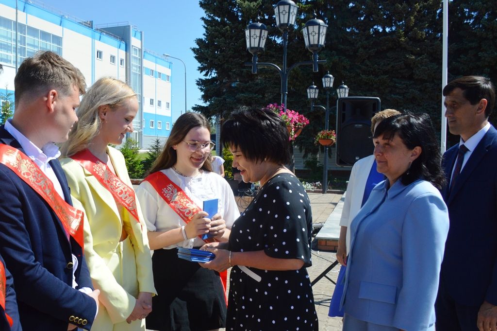 Аттестаты о среднем образовании вручили выпускникам Атабаевской школы
