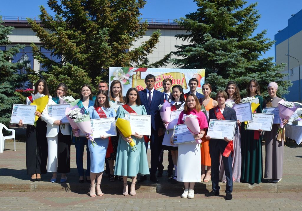 Выпускникам Лаишевского района вручили аттестаты на площади Державина в Лаишево