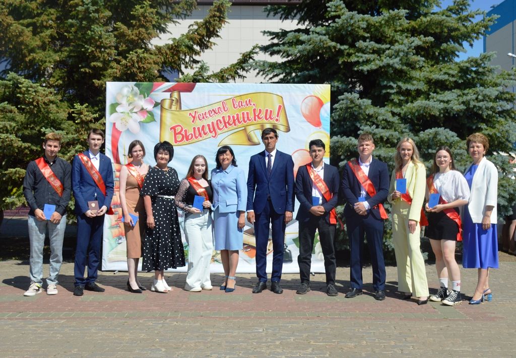 Аттестаты о среднем образовании вручили выпускникам Атабаевской школы