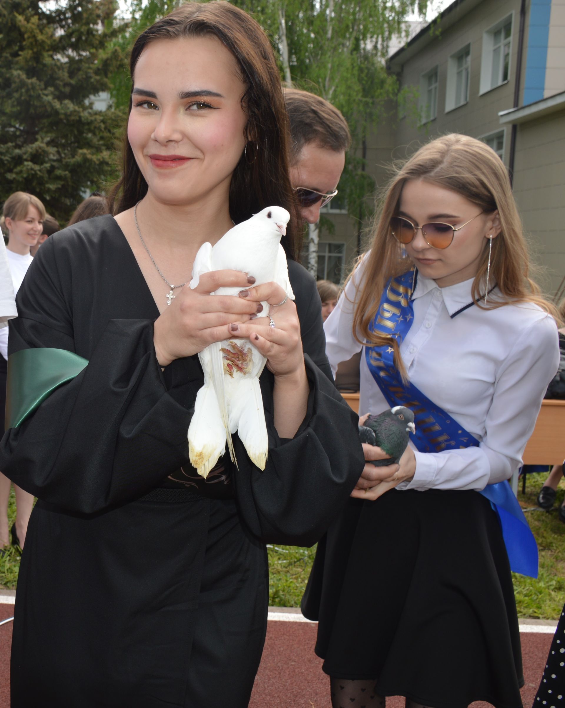 Сегодня выпускники Лаишевского техникума выпустили в небо голубей, загадав желание стать счастливыми.