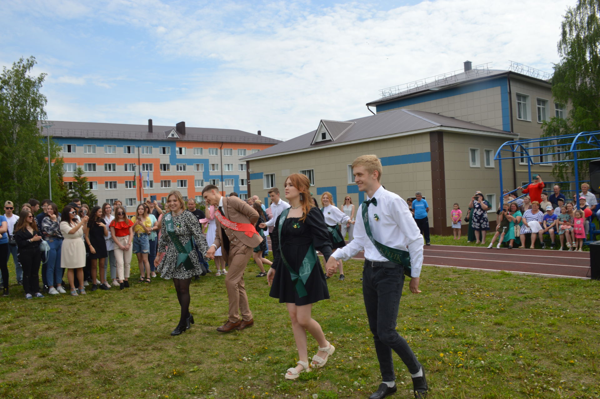 Сегодня выпускники Лаишевского техникума выпустили в небо голубей, загадав желание стать счастливыми.