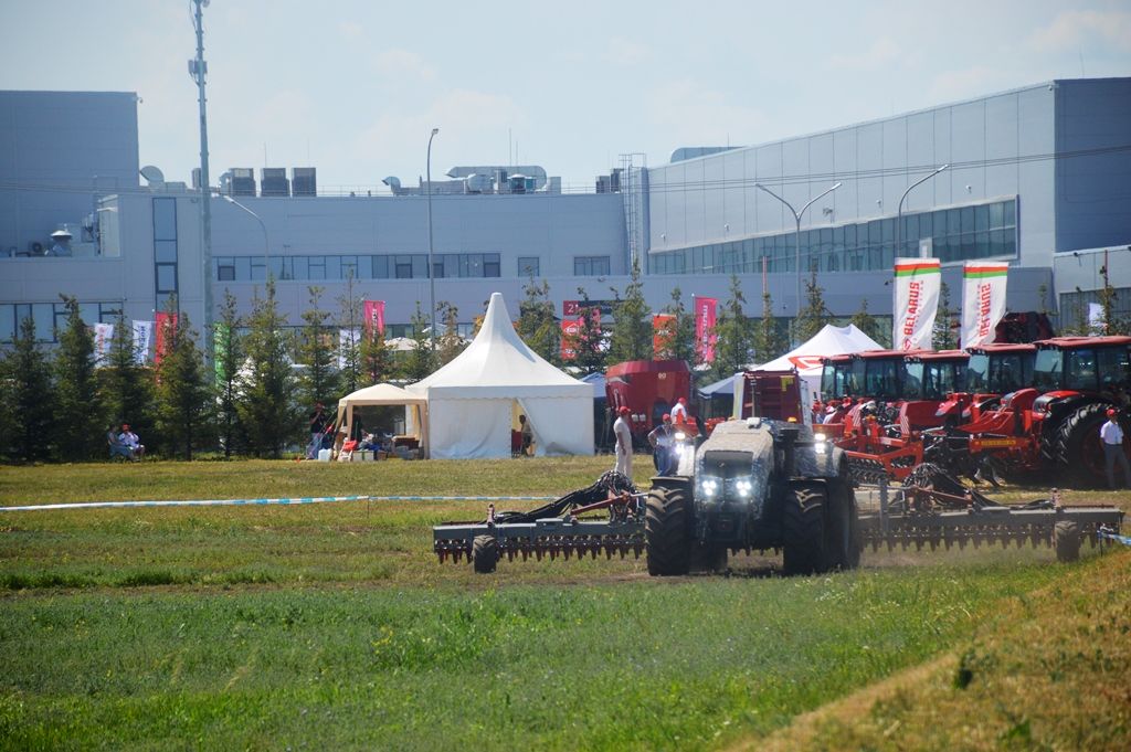 «Агроволга – 2022» в объективе: беспилотный трактор на поле "Казань Экспо"