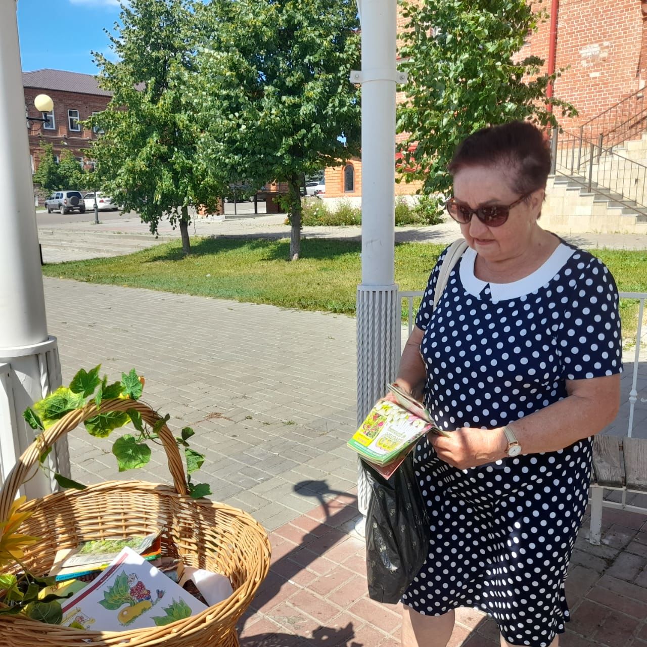Лаишевская библиотка предложила жителям и гостям города в летнем читальном зале ознакомиться с литературой о рукоделии